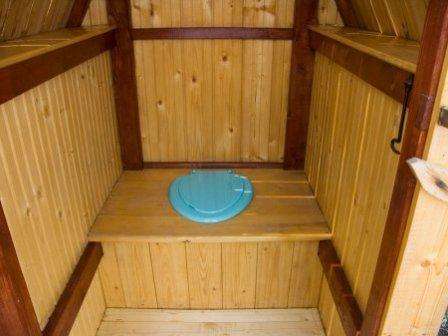 Rám pre záchodovú dosku je pokrytý doskami. Potom sa vyreže otvor na pohyb čriev. Pod toaletné sedadlo je umiestnené vedro.