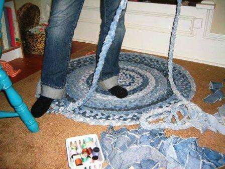Na tento okrúhly denimový koberec potrebujeme veľa rifľových nohavíc!