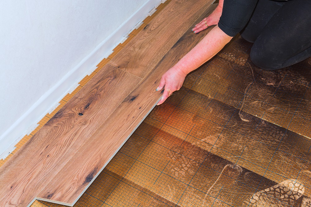 Ζεστό πάτωμα κάτω από το laminate - τύποι, πλεονεκτήματα και μειονεκτήματα διαφορετικών συστημάτων