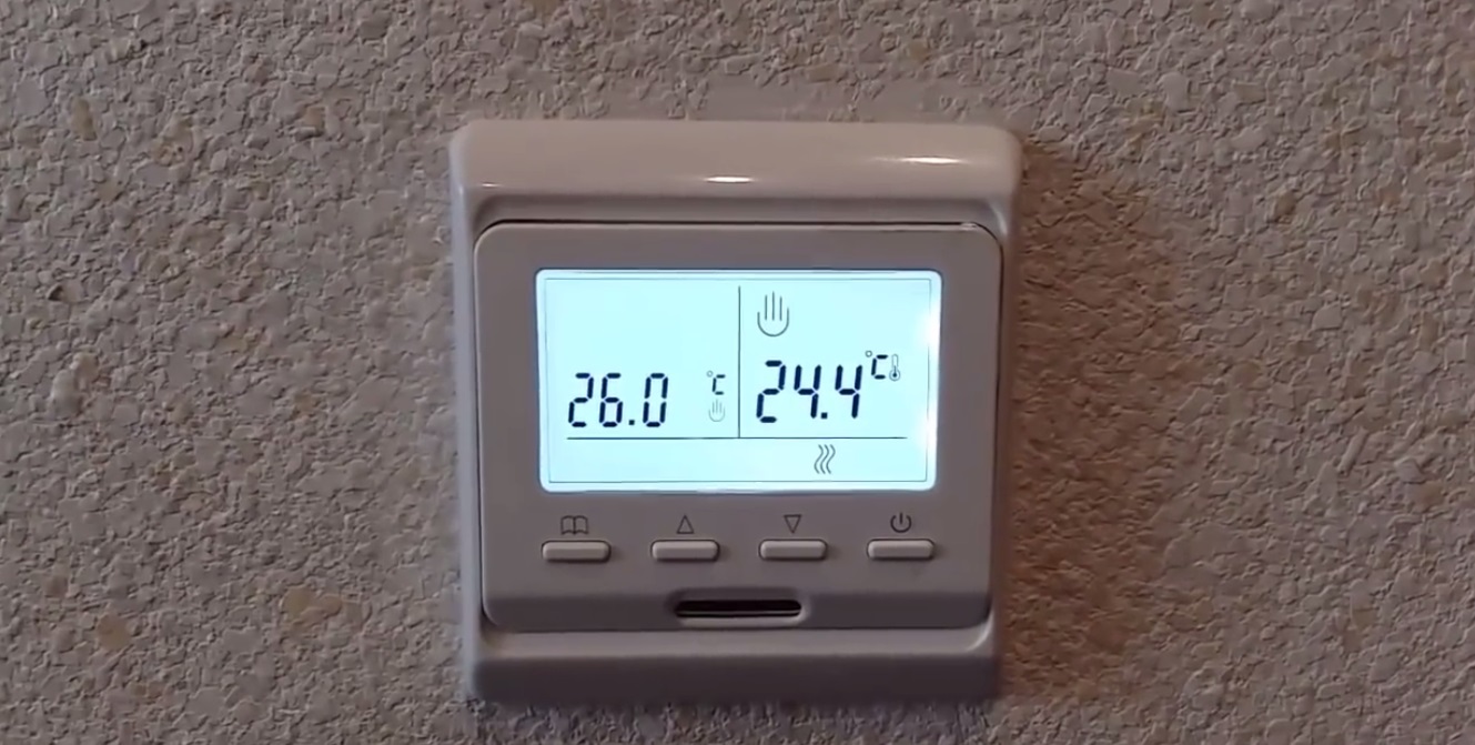 Lämpimän veden lattian termostaatti auttaa välttämään jäähdytysnesteen ylikuumenemista
