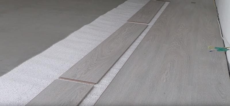 Kun tasoitus on tehty, laminaatin alla oleva alusta asetetaan suoraan betonille, minkä jälkeen voit aloittaa laminaatin asettamisen