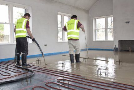 Προστίθεται πλαστικοποιητής στο διάλυμα επίστρωσης Γεμίζοντας το δάπεδο με τσιμεντοκονία