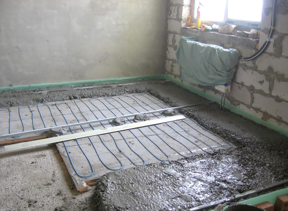 Inštalácia a vyrovnanie podlahového vykurovania betónovým poterom