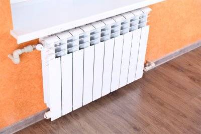 Varmeoverførsel af varme radiatorer: en værditabel for bimetalliske, aluminium, stål og støbejernsmodeller, hvordan man beregner den nødvendige termiske effekt af batterier, måder at øge eller reducere indikatoren
