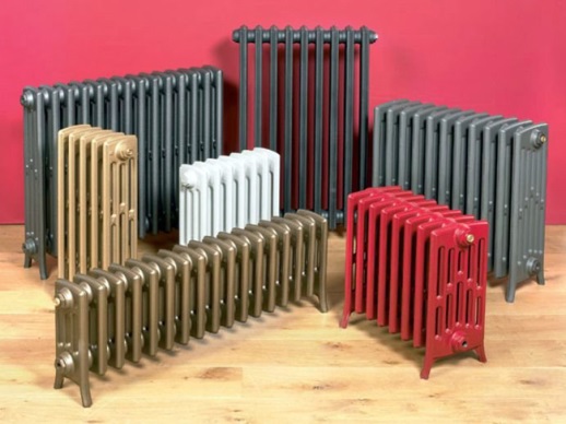 Stôl s hliníkovými radiátormi odvádzajúci teplo
