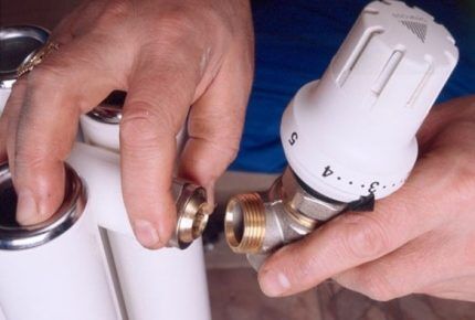 Installation af det termiske hoved Placeringen af det termiske hoved i forhold til gulvet