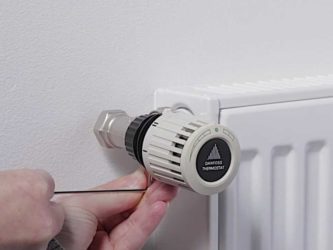 Hvordan installeres et termisk hoved på en radiator?