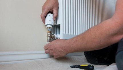 Installation af termisk hoved i bunden af radiatoren Gasfyldte bælge
