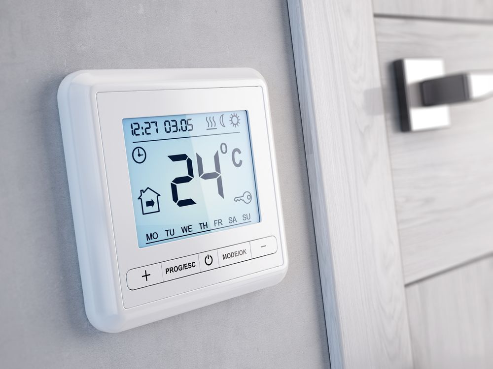Izbový termostat pre kotolňu v interiéri domu
