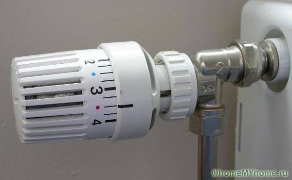 Hvordan placeres det termiske hoved på varmekøleren korrekt?