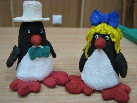 طيور البطريق الأصلية مصنوعة من عجينة الملح العادية. إذا كنت تريد أن تكون المنتجات متشابهة