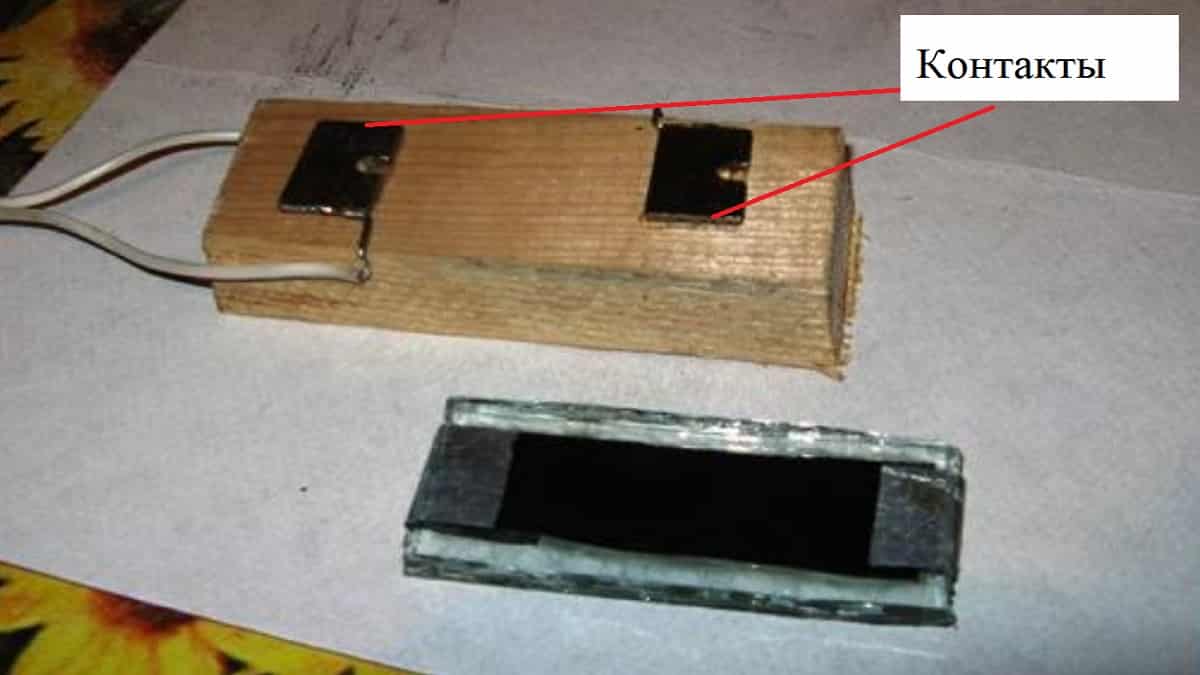 Στερεώστε τις καρφίτσες σε ένα ξύλινο μπλοκ Στερεώστε τις καρφίτσες σε ένα ξύλινο μπλοκ