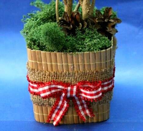 Potom vložte topiary do hrnca, ktorý je možné naplniť sadrou alebo zeminou. Zhora môžete hrniec ozdobiť falošnou trávou.