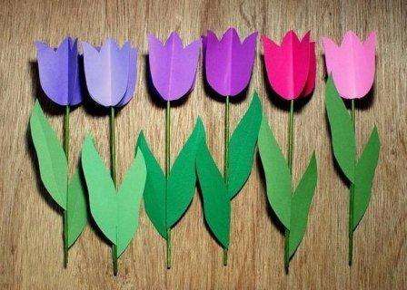 Για να αποκτήσετε όμορφα λουλούδια, θα χρειαστείτε: - χαρτόνι - χρωματιστό χαρτί - ξύλινο σουβλάκι