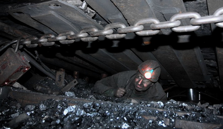 كيف يتم استخراج الفحم من قبل عمال المناجم