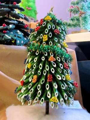 كيفية تزيين شجرة عيد الميلاد من صورة البوليسترين
