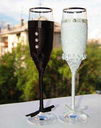 Nogle nålekvinder giver glassene brudeparets udseende og dekorerer dem med bånd i hvidt og sort.