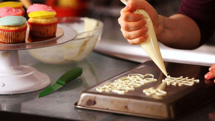 Zdobenie koláčov rôznymi spôsobmi: praktické tipy pre začínajúcich kuchárov
