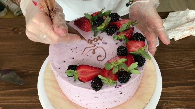 Zdobenie koláčov rôznymi spôsobmi: praktické tipy pre začínajúcich kuchárov