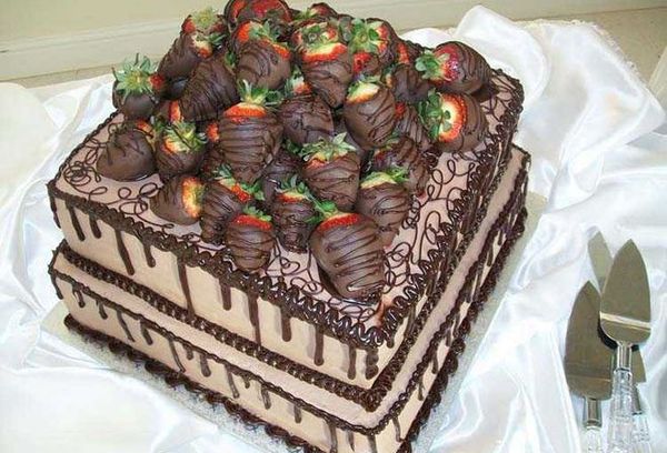 Κέικ φρούτων με φράουλες καλυμμένες με σοκολάτα