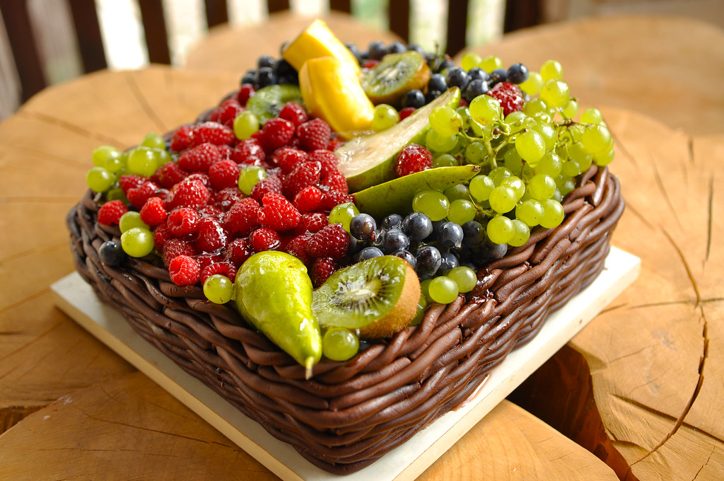 Φωτογραφία tort ukrashennyj fruktami 22.