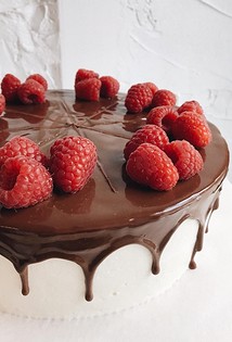 Διακόσμηση κέικ με διάφορους τρόπους: πρακτικές συμβουλές για αρχάριους σεφ ζαχαροπλαστικής