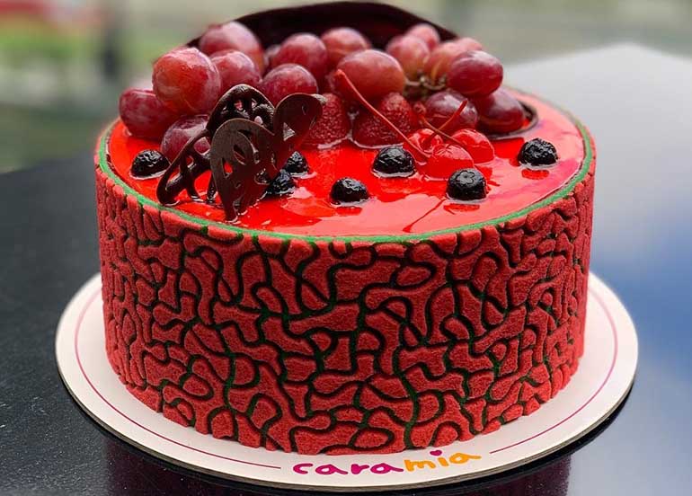 Φωτογραφία tort ukrashennyj fruktami 40.