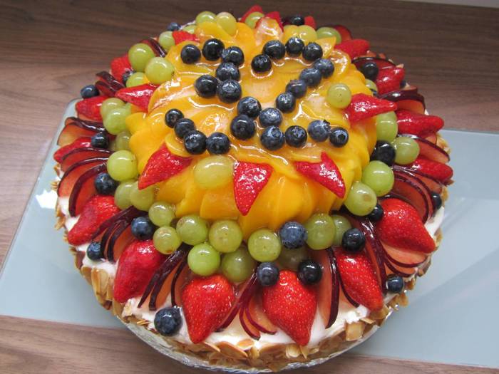 Φωτογραφία tort ukrashennyj fruktami 46.