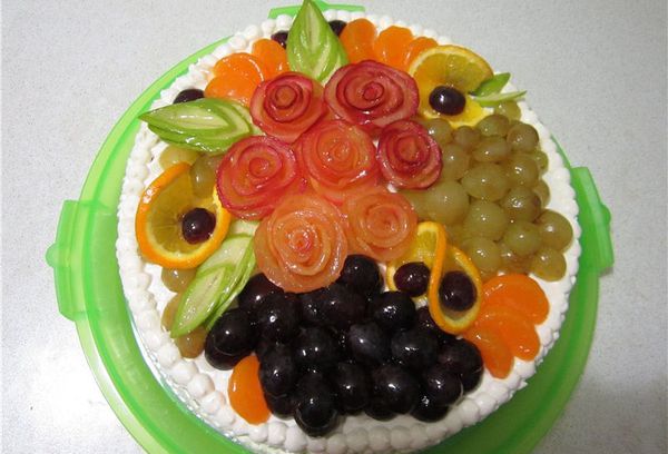 Zdobenie koláča ovocím a bobuľami: pokyny, tipy a nápady