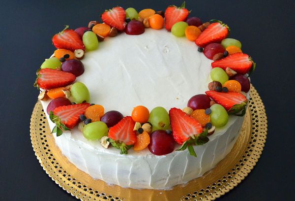 Zdobenie koláča ovocím a bobuľami: pokyny, tipy a nápady