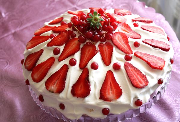 Διακόσμηση του κέικ με φρούτα και μούρα: οδηγίες, συμβουλές και ιδέες
