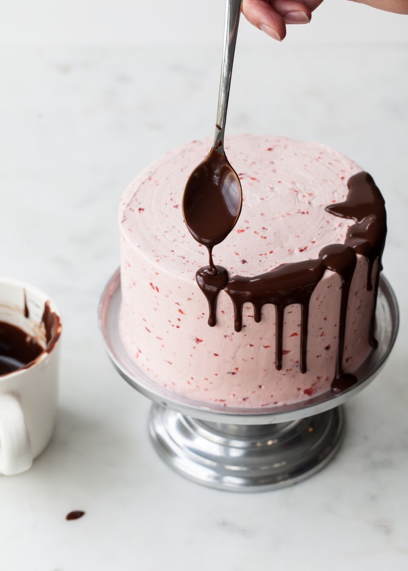 Διακόσμηση κέικ με διάφορους τρόπους: πρακτικές συμβουλές για αρχάριους σεφ ζαχαροπλαστικής