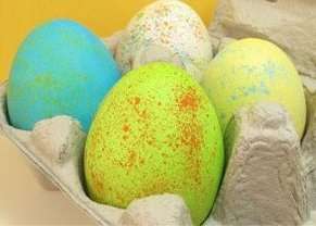 munien koristelu pääsiäiseksi omilla käsillä lautasliinoilla