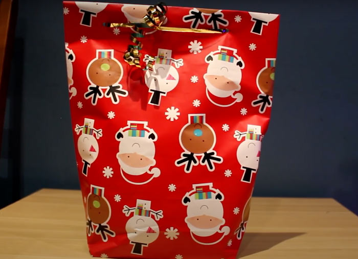 Billedet viser - Sådan pakker du en gave, fig. Indpakningspapir