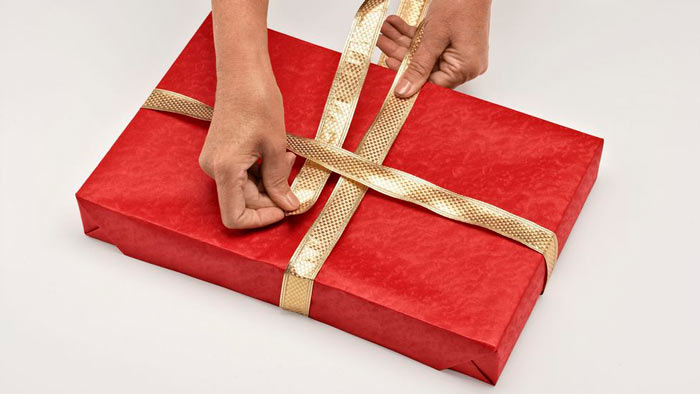Billedet viser - Sådan pakker du en gave, fig. Vi pakker ind med tape