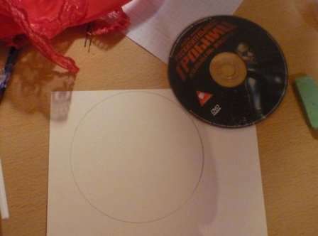 Tag et kompas eller en gammel cd og spor det med en blyant på pap, du skulle få en cirkel. Derefter skal du forsigtigt