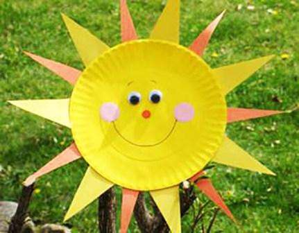 Από χάρτινα πιάτα μιας χρήσης μπορείτε να πάρετε έναν λαμπερό ανοιξιάτικο ήλιο, τον οποίο στη συνέχεια τα παιδιά θα διακοσμήσουν ευτυχώς με μπογιά.