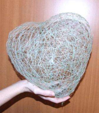 Vzdušné srdce vyrobené z nití ako darček na 14. februára