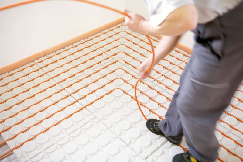 Kuiva lämpöeristetty lattia: vesilämmitteinen lattia ilman tasoitetta laminaatille, laatat, puurunkoisessa talossa, tee-se-itse-asennus