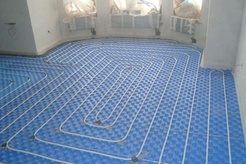 Kuiva lämpöeristetty lattia: vesilämmitteinen lattia ilman tasoitetta laminaatille, laatat, puurunkoisessa talossa, tee-se-itse-asennus
