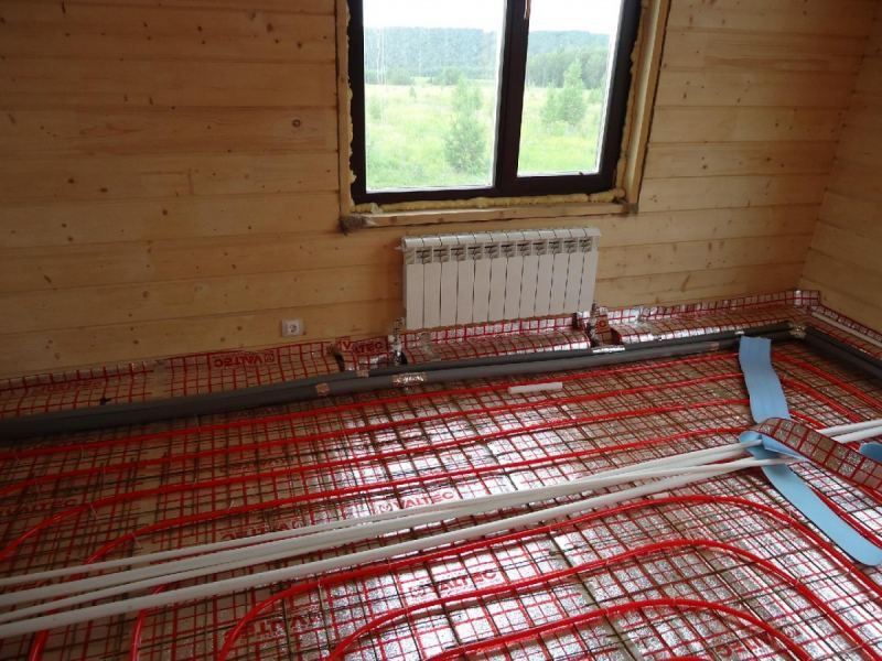 Suchá tepelne izolovaná podlaha: podlaha ohrievaná vodou bez poteru pre laminát, dlažba, v drevenom ráme, montáž svojpomocne