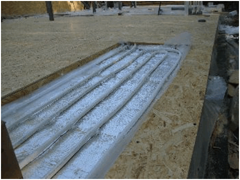 Tørt varmeisoleret gulv: vandopvarmet gulv uden afretningslag til laminat, fliser, i et trærammehus, gør-det-selv installation