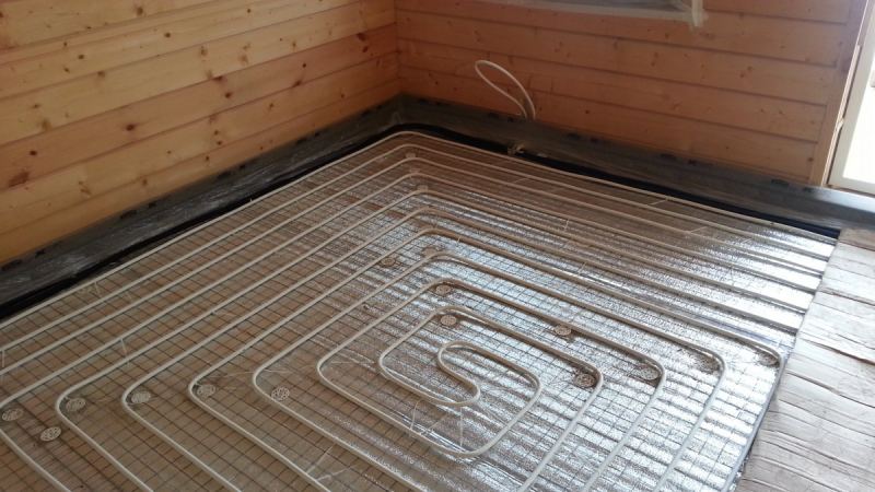 الأرضية الجافة المعزولة بالحرارة: أرضية ساخنة بالماء بدون ذراع التسوية للصفائح ، والبلاط ، في منزل بإطار خشبي ، وتركيب بيديك