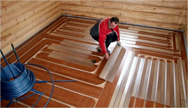 Tør varmeisoleret gulv: vandopvarmet gulv uden afretningslag til laminat, fliser, i et trærammehus, gør-det-selv installation