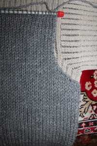 Strikning af en sweater med rådyr i henhold til ordningen med foto- og videoakkompagnement