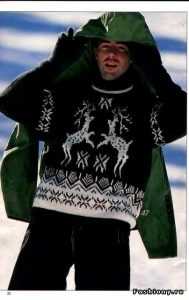 Strikning af en sweater med rådyr i henhold til ordningen med foto- og videoakkompagnement