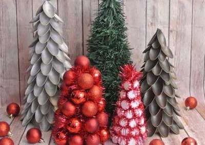 Όταν η χειροτεχνία του χριστουγεννιάτικου δέντρου από πλαστικά κουτάλια είναι έτοιμη, διακοσμήστε την με το γούστο σας. Θα καταλήξετε με μια πολύ δημιουργική τέχνη που είναι ιδανική για τη διακόσμηση μοντέρνων εσωτερικών χώρων. Αν κόψετε τις λαβές των κουταλιών, το παιδί σας