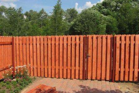 plot z drevených dosiek