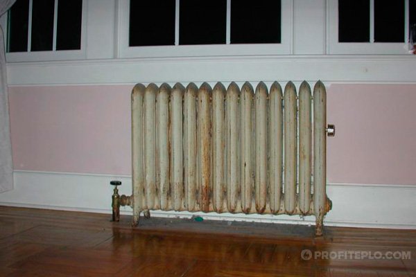 udskiftning af en støbejerns radiator