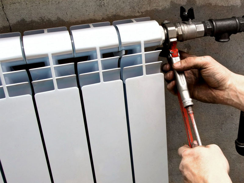 Lämmityspatterien vaihtaminen: kuinka korvata vanhat paristot asunnossa uusilla